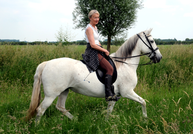 Vrouw op paard (C) Ronald Puma 01.750