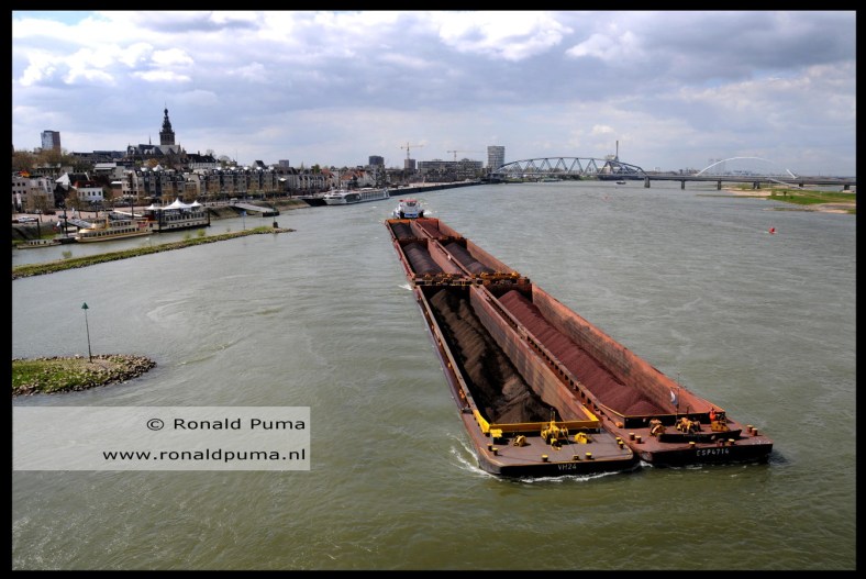 zesbaks duwboot op de Waal Nijmegen (C) Ronald Puma