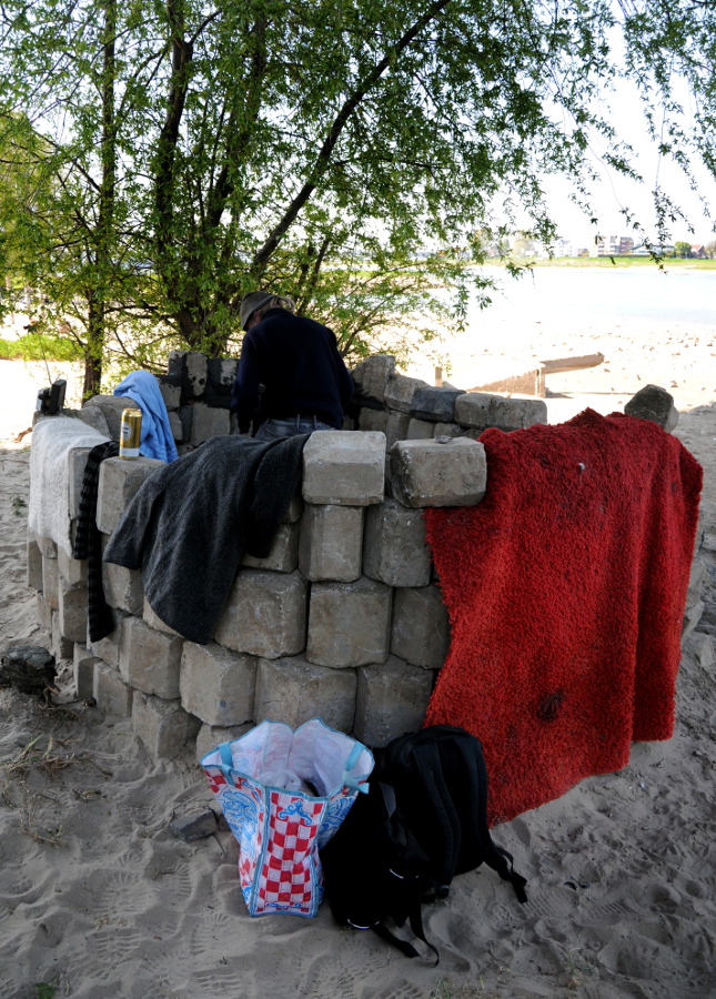 PIC_0038.B.900 Dakloze bouwt huis onder Waalbrug