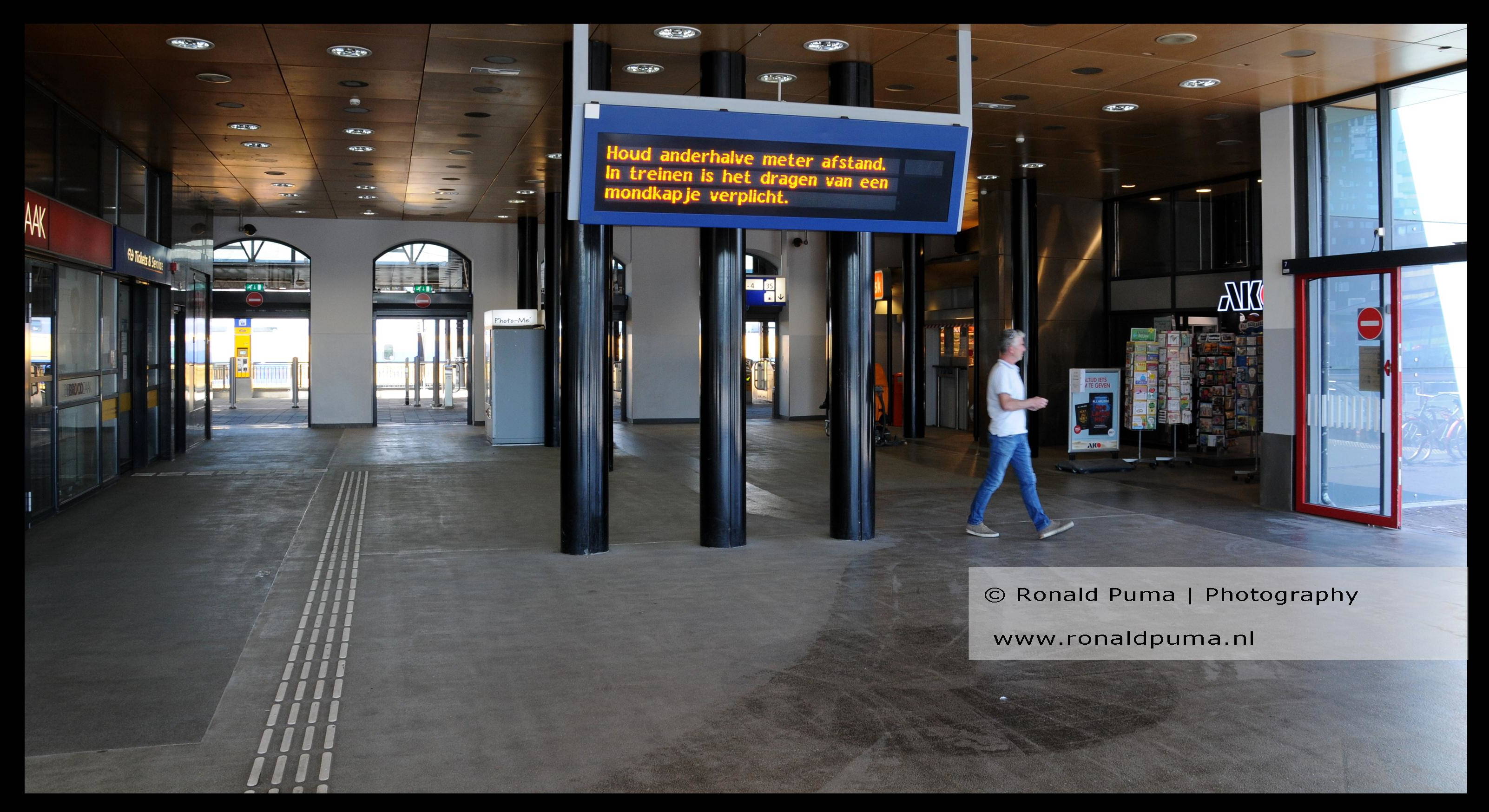 Station Nijmegen. Veel reizigers zijn er niet.