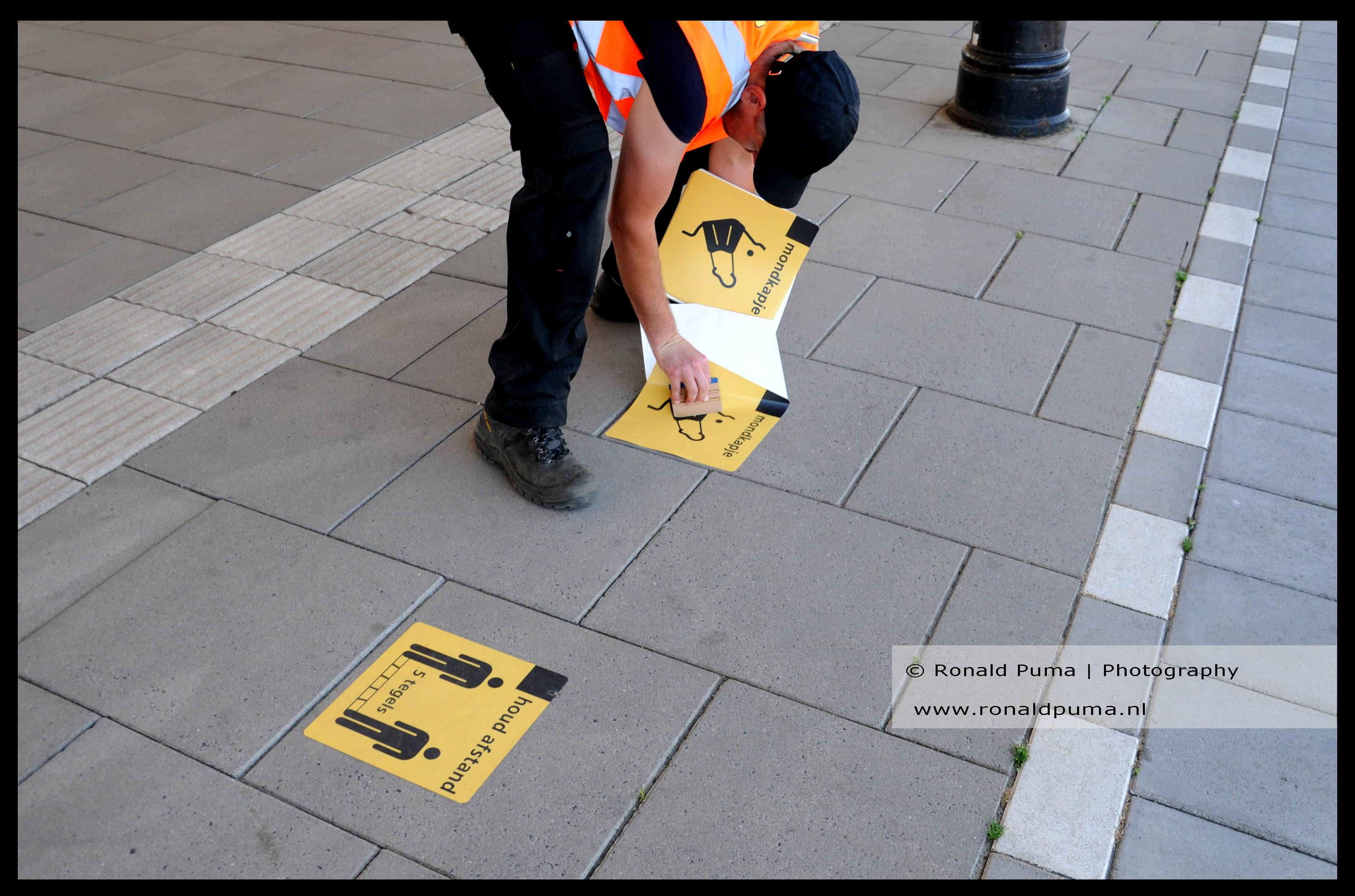 Nieuwe stickers worden op perrons geplakt.