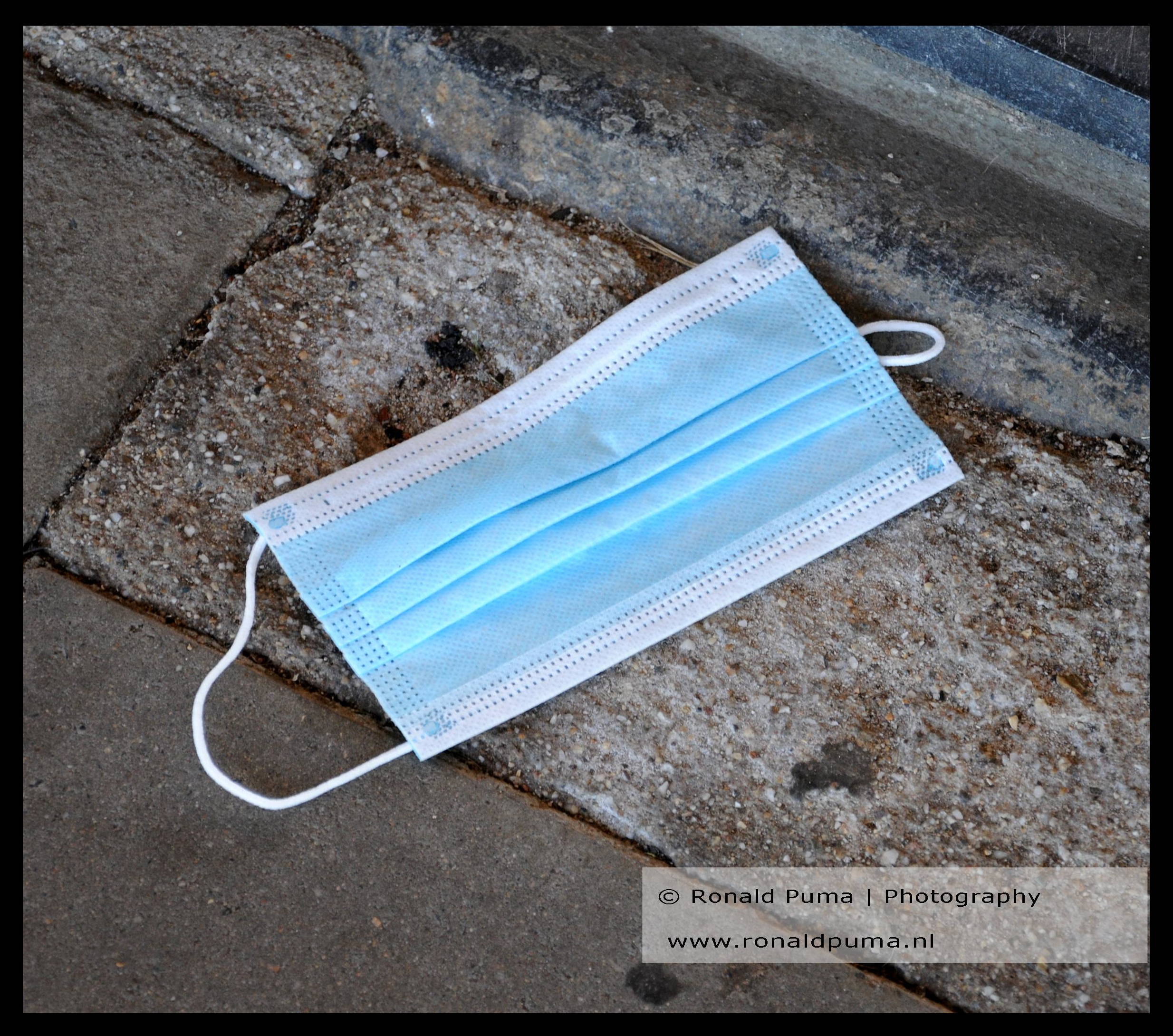 Mondkapje op de grond gevallen.