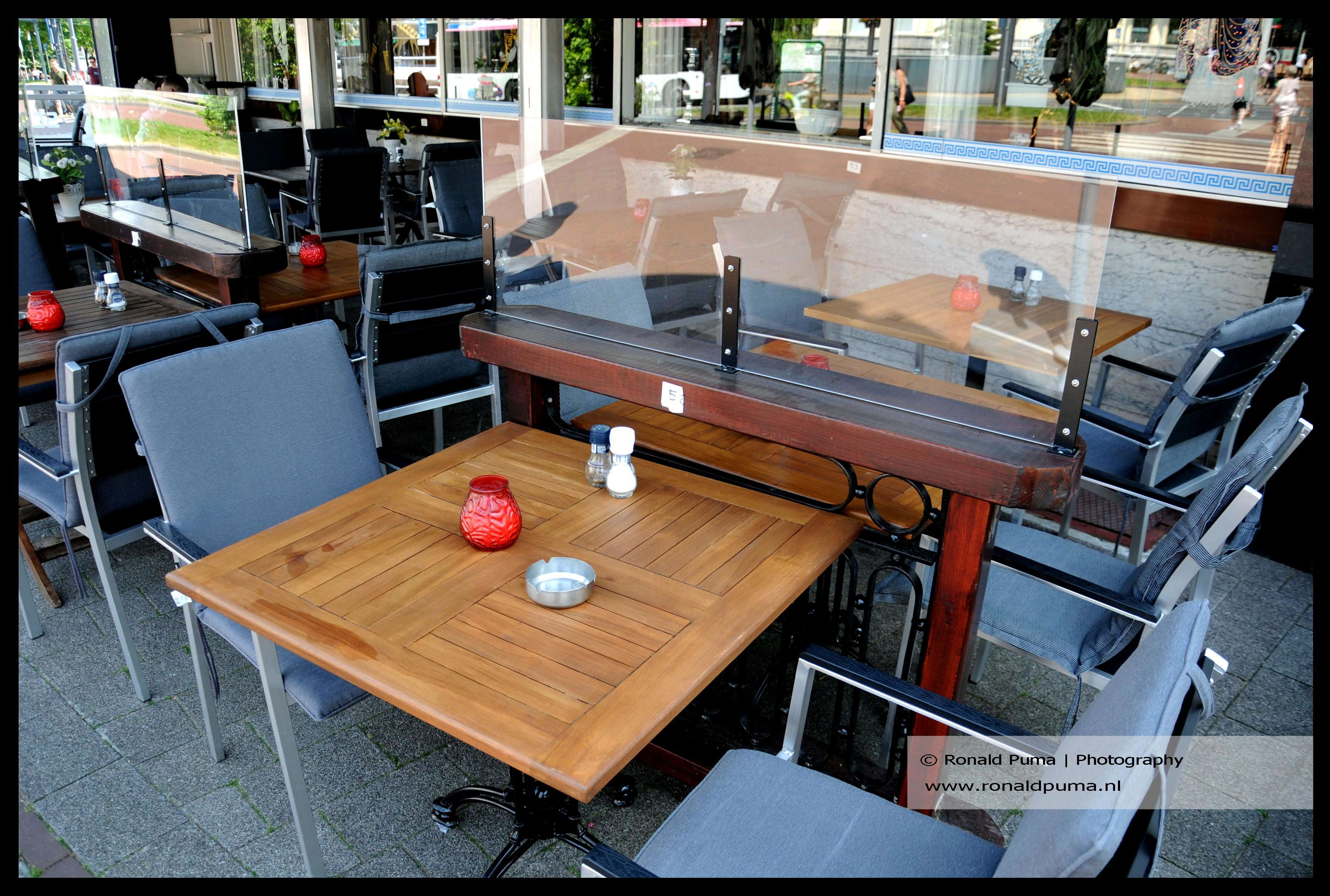 Coronacrisis 16.05.2021 (C) Ronald Puma 02 Restaurant met spatschermen tussen de tafeltjes is klaar voor verdere versoepelingen van de de coronamaatregelen.
